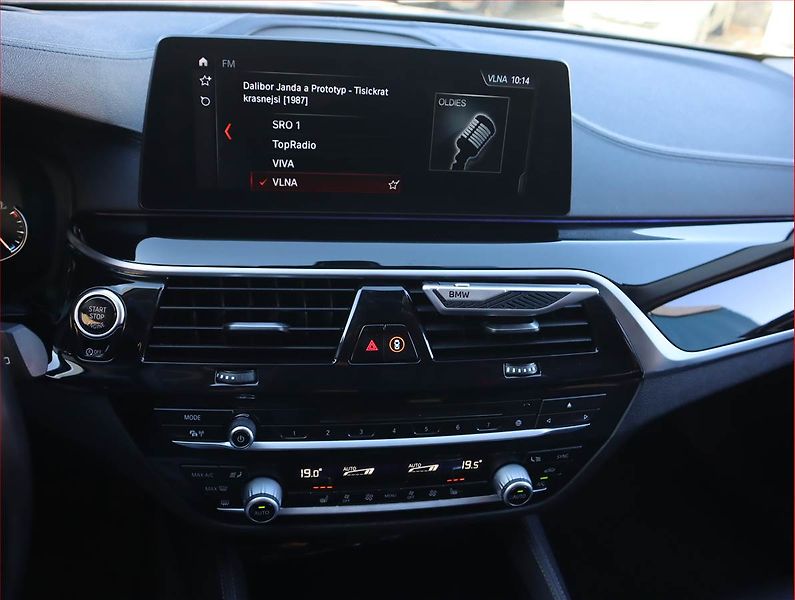 BMW Řada 5 (2017) Luxury Line 530d - fotka 12 z 21