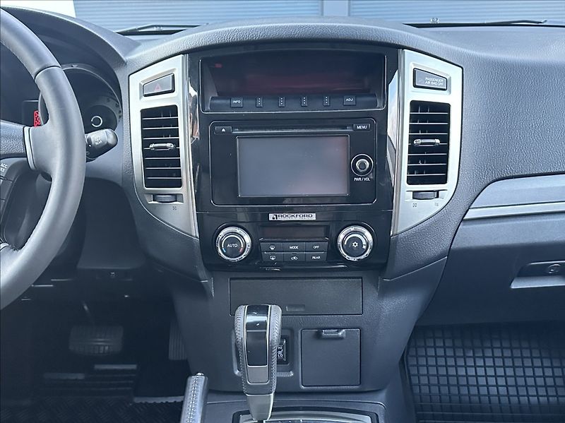 Mitsubishi Pajero 3,2 DI-D 190PS  Instyle-7 4x4 - fotka 26 z 54