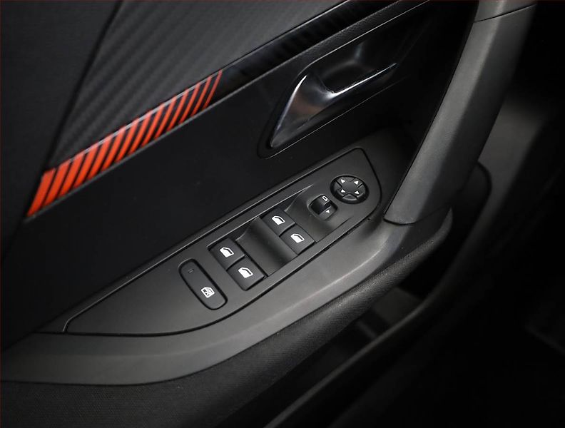 Peugeot 2008 (2020) 1.2 PureTech, ČR,1.maj - fotka 15 z 18