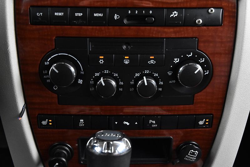 Jeep Commander 3.0 CRD V6 AT 4WD LIMITED,7SED - fotka 24 z 50