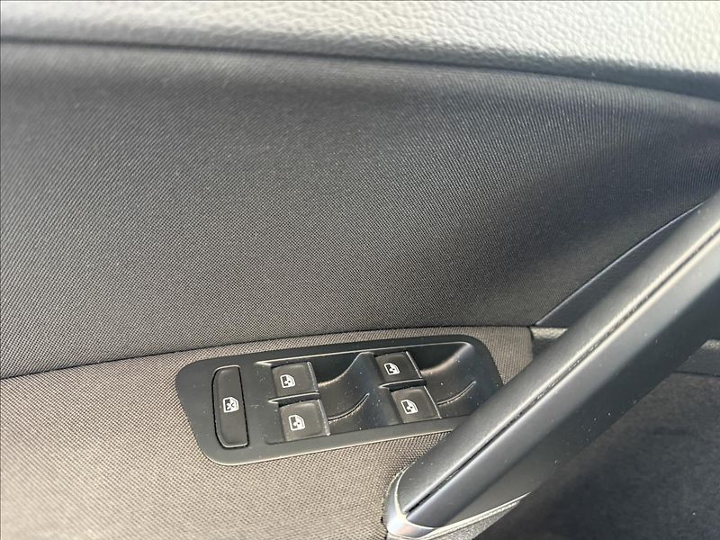Volkswagen Golf 1,4   TSI 92kW,HIGHLINE,SERVIS - fotka 10 z 24