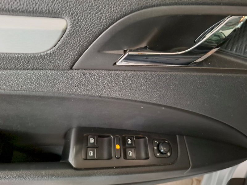 Škoda Superb (2013) combi  ELEGANCE L4 103/2,0 DSG - fotka 26 z 26