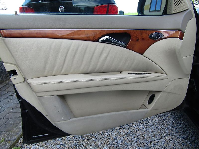 Mercedes-Benz Třídy E (2005) E 320 165kW AUTOMAT BEZ MĚCHŮ - fotka 18 z 35