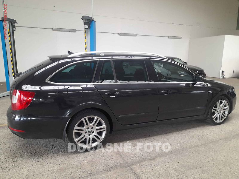 Škoda Superb (2010) 2.0, ČR, navi, xenon - fotka 2 z 3