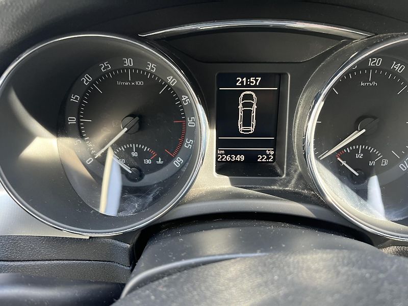 Škoda Superb (2012) 2,0 TDi 103 Kw AMBIENTE - fotka 12 z 16