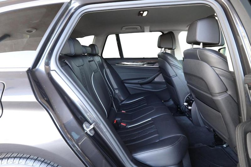 BMW Řada 5 530d xDrive Touring - fotka 25 z 30