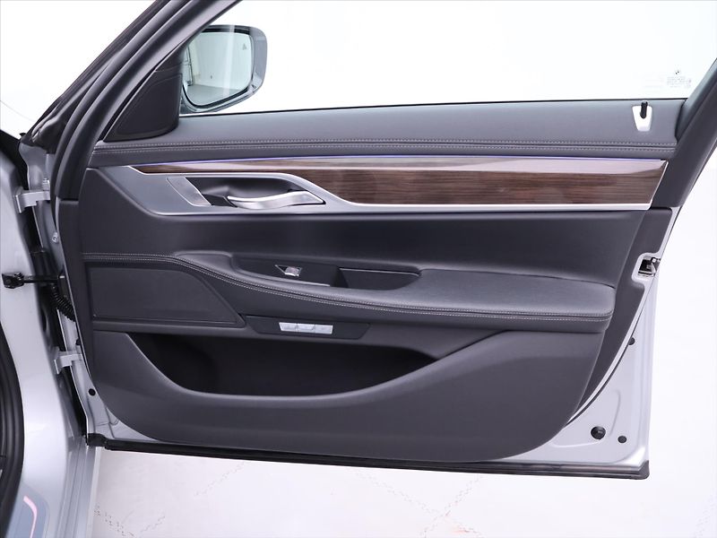 BMW Řada 7 3,0 740d 235kW xDrive LED - fotka 13 z 38