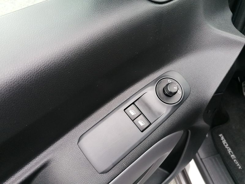 Toyota ProAce City Verso (2021) 1.2 T 7-míst Long,Shuttle - fotka 21 z 26