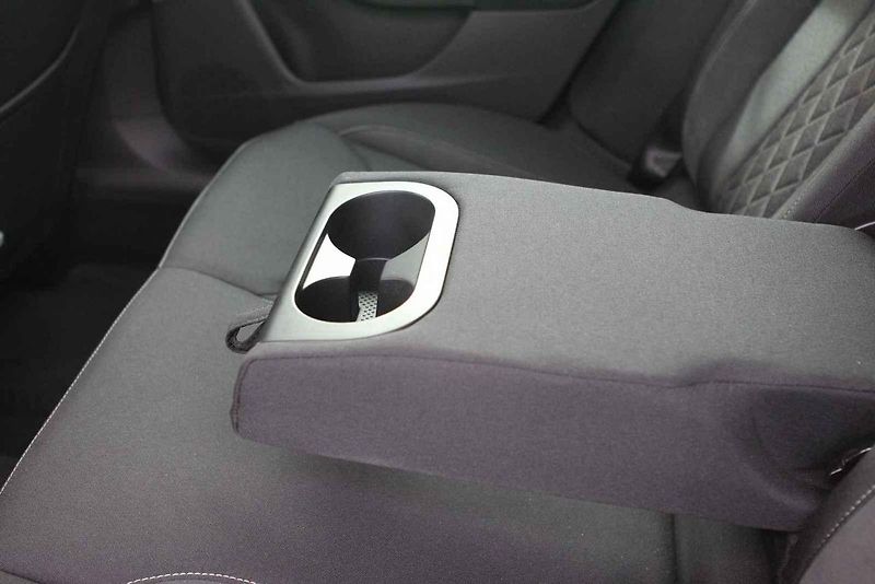 Škoda Scala a Říp v pozadí