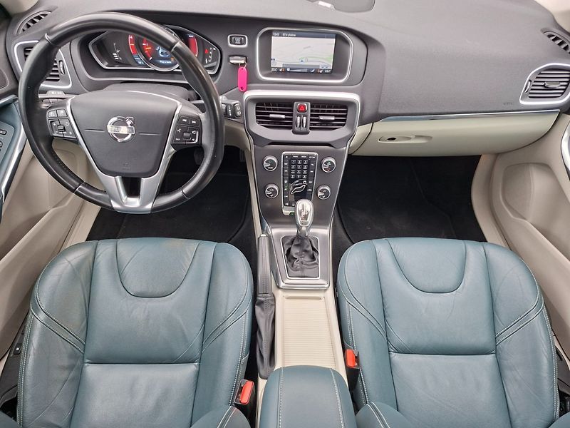 Volvo V40 (2012) 2.0D3 110kW AUT -1.MAJITEL - fotka 11 z 38