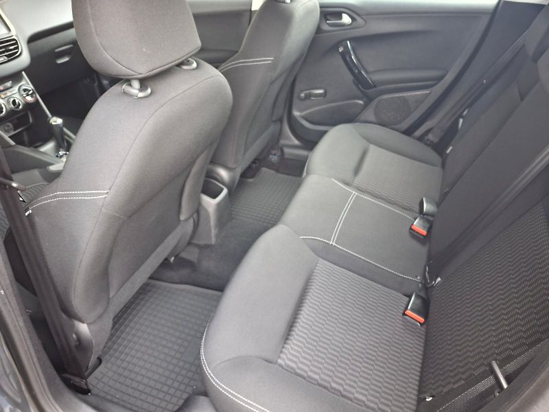 Peugeot 208 (2016) ALLURE Automat 1,2i 60kW - fotka 7 z 35