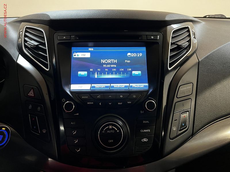 Hyundai i40 (2012) 1.7 CRDi, LED, autoAC - fotka 13 z 19
