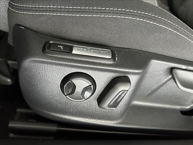 Volkswagen Passat 2,0   TDI 90kW,DSG,SERVISKA,AC - fotka 27 z 33
