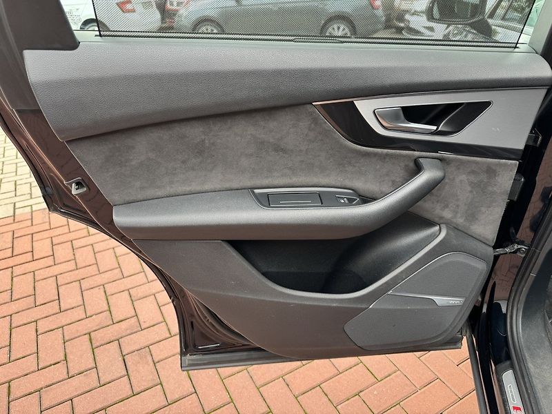 Audi Q7 (2016) 3.0TDi S-Line LED Bose Vzduch - fotka 27 z 50