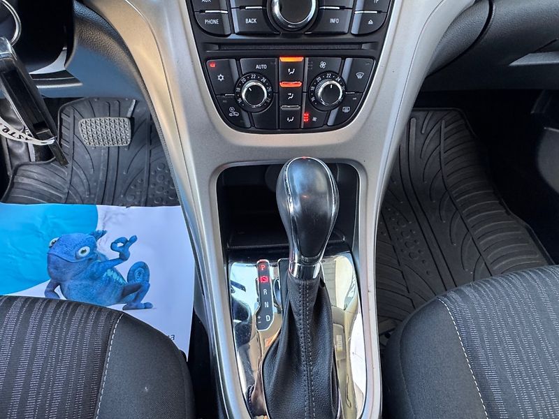 Opel Astra (2010) 1.6 16V Automat - fotka 20 z 36