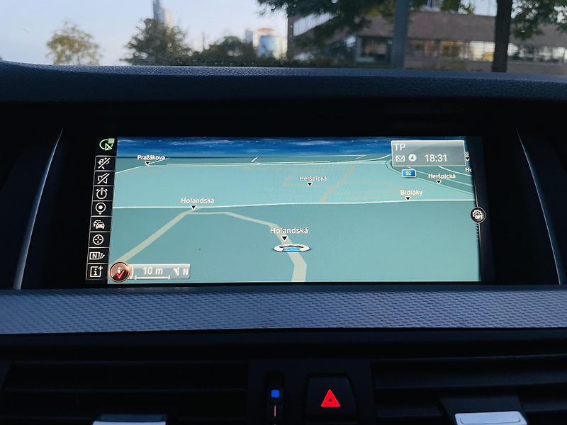 BMW Řada 5 530D AUT XDRIVE TAŽNÉ M-PAKET - fotka 40 z 48