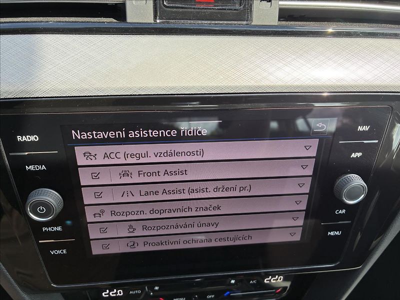 Volkswagen Passat 2,0 App Connect,Manuál,Kamera - fotka 24 z 30