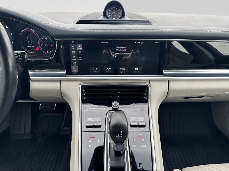 Porsche Panamera 4S - fotka 19 z 30