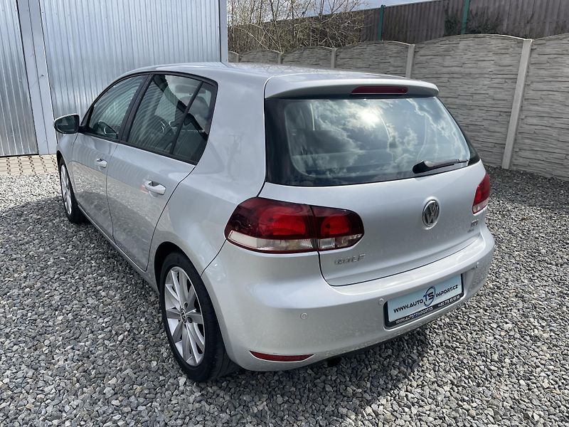 Volkswagen Golf 1.6TDi 105PS  6 HIGHLINE TOP!! - fotka 40 z 176