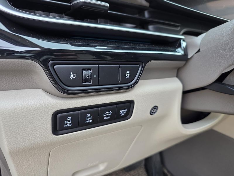 Kia Carnival (2024) 1.6-HEV-AUTOMAT-6+3MÍSTA - fotka 34 z 34