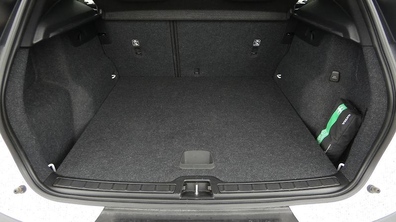 Volvo XC40 T2 FWD Momentum Core - fotka 19 z 21