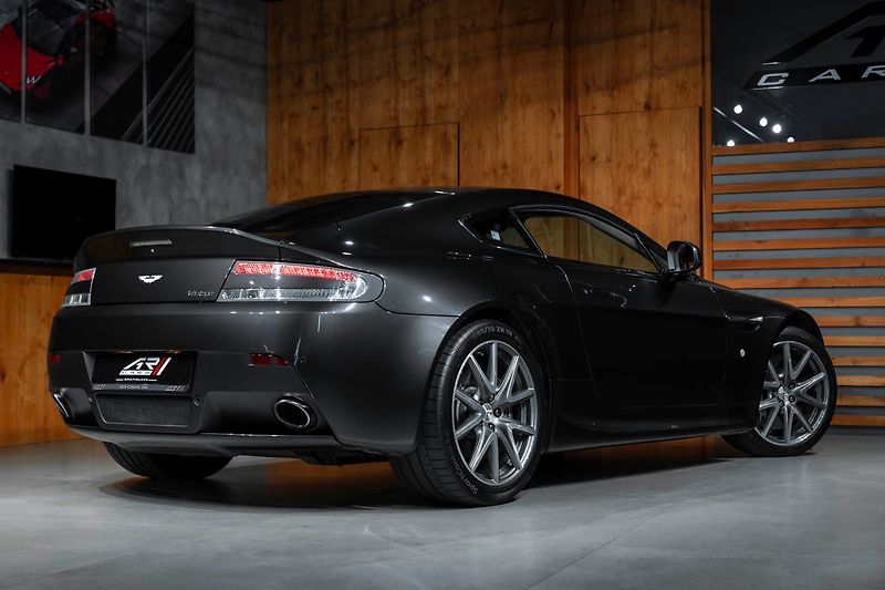 Aston Martin V8 Vantage - fotka 16 z 16