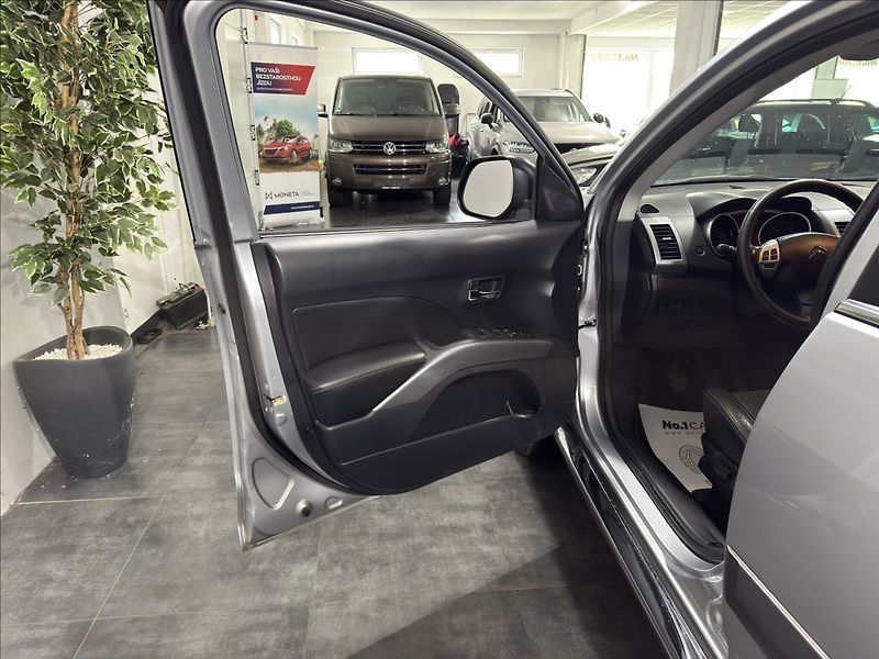 Citroën C-Crosser 2,2   HDI 4X4 EXCLUSIVE XENON - fotka 6 z 38