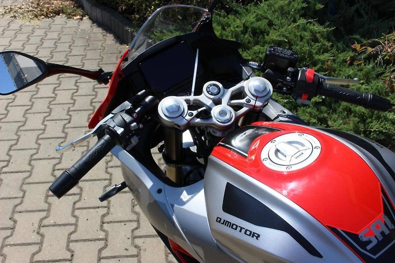 QJ Motor SRK 125 R (2025) MODEL 2026 SKLADEM NOVINKA - fotka 6 z 9
