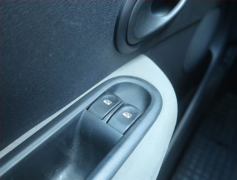 Renault Clio (2009) 1.2 16V, po STK, oblíbený vůz - fotka 13 z 14