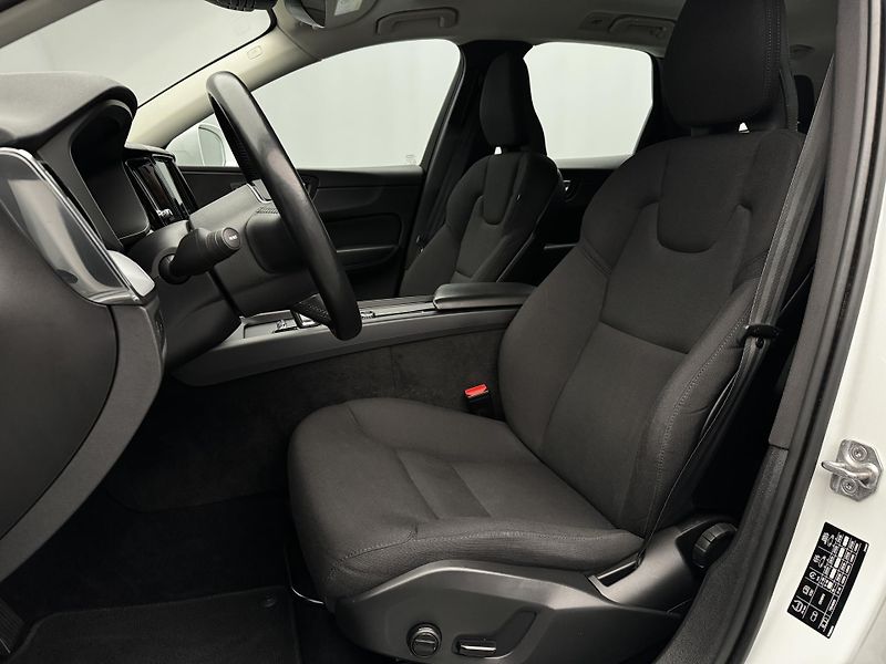 Volvo XC60 B4 AWD MOMENTUM AUT REZERVACE - fotka 4 z 45
