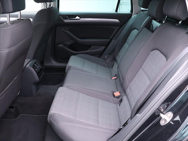 Volkswagen Passat 2,0 TDI 147kW DSG Matrix DPH - fotka 14 z 35
