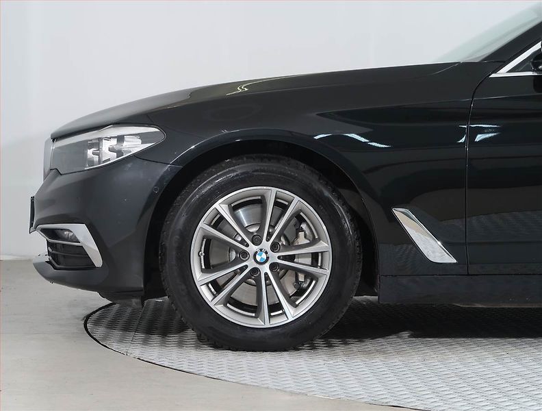 BMW Řada 5 (2019) Luxury Line 530d xDrive - fotka 15 z 24