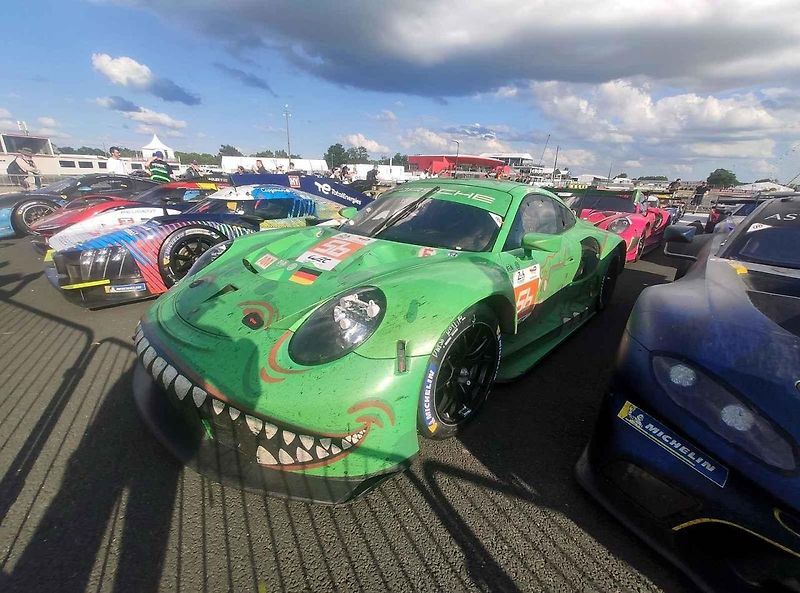 Zážitek na celý život si z jubilejního závodu 24 hodin Le Mans odvezli automodeláři z Mostu. Malé a velké Porsche podruhé.