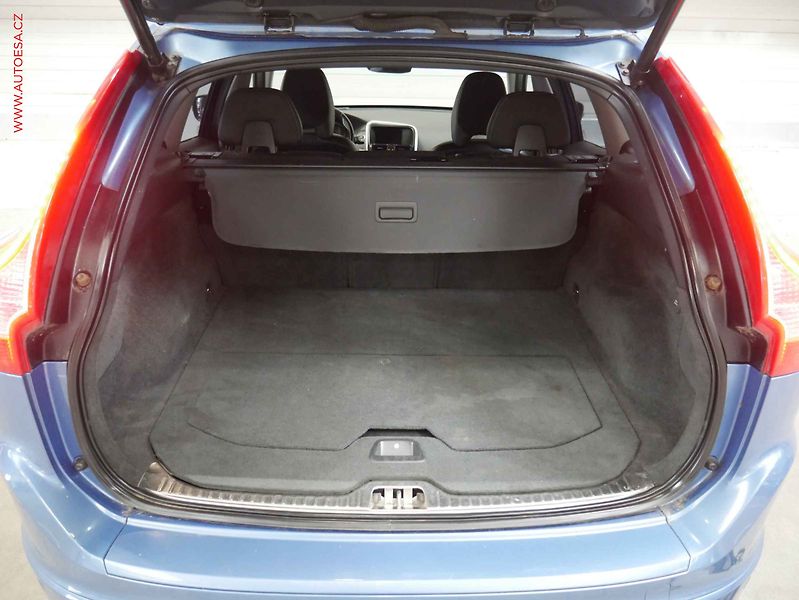 Volvo XC60 (2015) 2.4D4 AWD, ČR, Momentum, AT - fotka 7 z 21