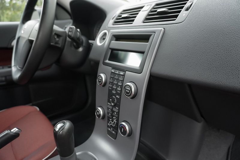 Volvo C30 1.6 16V Kinetic - fotka 17 z 36