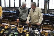 Zbyšek Beneš, který se přijel podívat na výstavu z Mostu diskutuje s autorem papírových modelů buldozerů Miroslavem Buřtem.