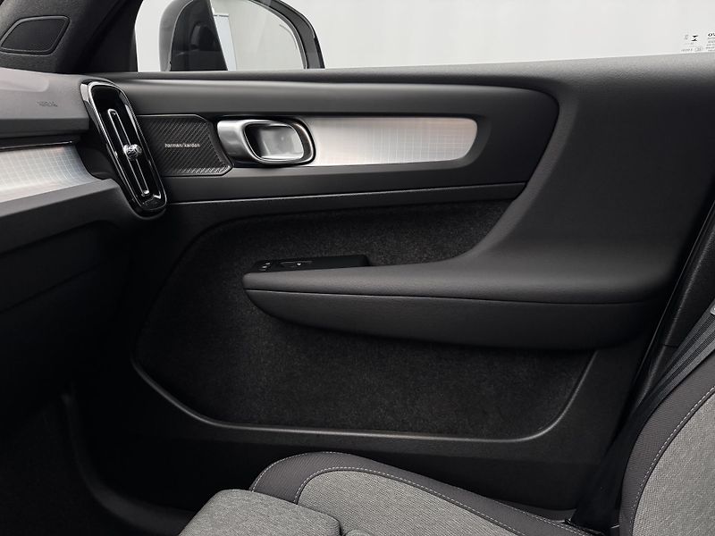 Volvo XC40 B3 DARK PLUS CZ REZERVACE - fotka 29 z 48