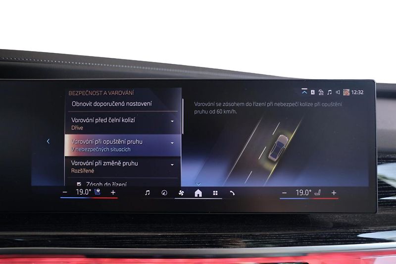 BMW Řada 7 740d xDrive - fotka 17 z 42