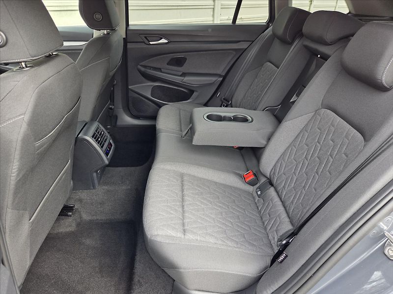 Volkswagen Golf 1,5 eTSi 110kW DSG Tov.záruka - fotka 10 z 23