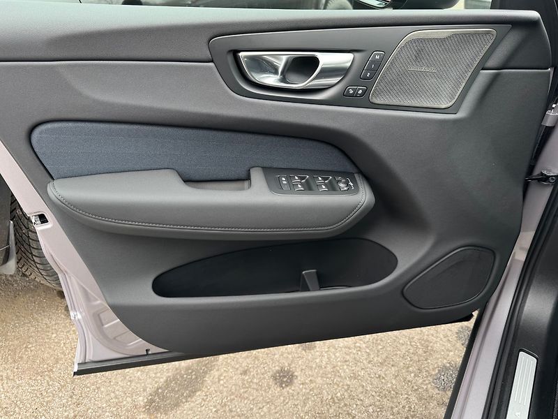 Volvo XC60 (2026) PLUS B5, 360°, FULL LED - fotka 8 z 25