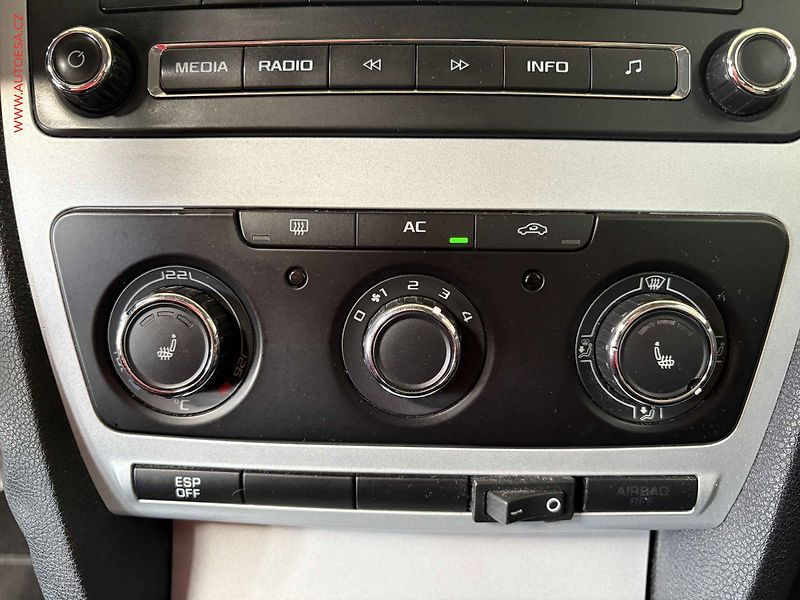 Škoda Octavia (2010) 1.6i, AC, výhřev sed - fotka 14 z 14