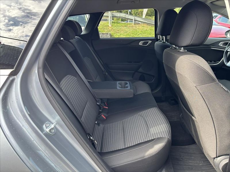 Kia Ceed 1,5 TGDi 118kW TOP ZÁRUKA - fotka 14 z 39