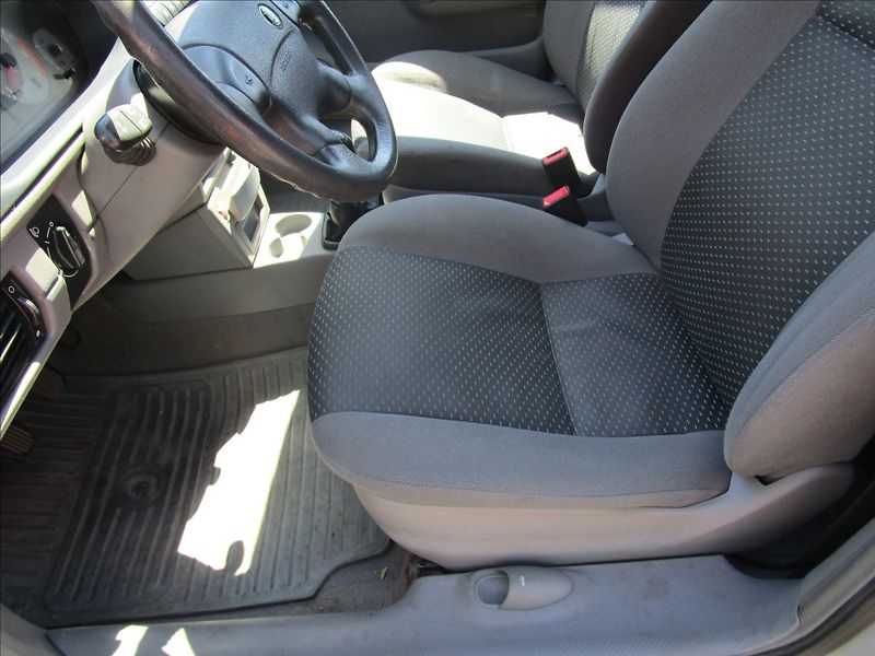 Škoda Felicia Combi 1.6MPi LX, Klima, 2. maj - fotka 11 z 40