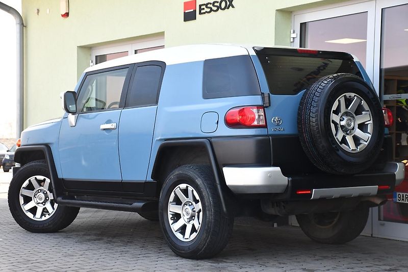 Toyota FJ Cruiser 4,0 VVT-i V6 AWD AT - fotka 3 z 50