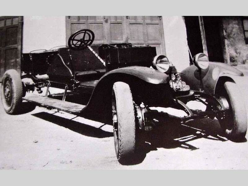 Dřevěný model hybridního vozu Josefa Sousedíka vyrobený učni