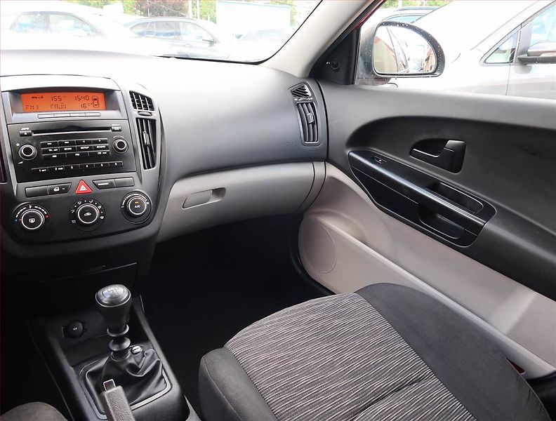 Kia Ceed (2009) 1.4 CVVT, po STK, jezdí dobře - fotka 8 z 16