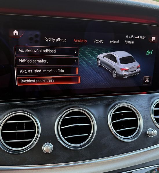 Mercedes-Benz Třídy E (2020) 4MATIC, AMG Line, původ ČR - fotka 24 z 24
