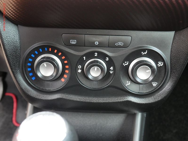 Alfa Romeo MiTo (2012) 1.4i, ČR, Klima - fotka 13 z 15