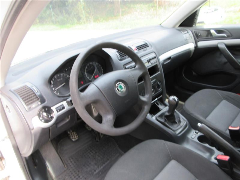 Škoda Octavia 1,6 i, 85Kw, Klima, Tažné. Nov - fotka 12 z 29