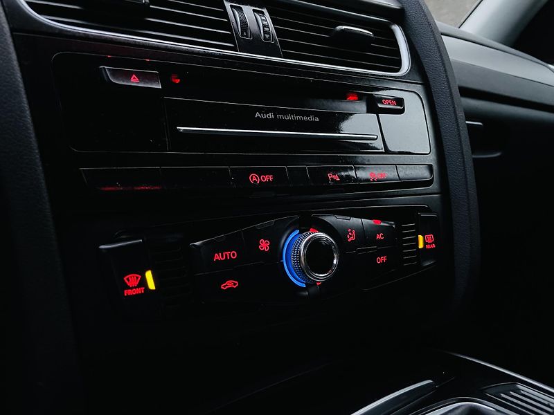 Audi A4 2.0TDI MANUÁL SENZORY NAVI - fotka 37 z 44
